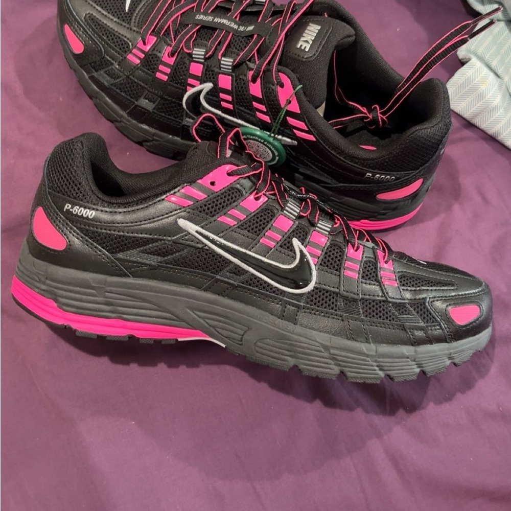 Nike Women's Black and Pink Athletic Shoes